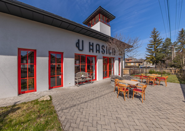 Zabehnutý bar s apartmánom a vlastnou vyhliadkovou vežou