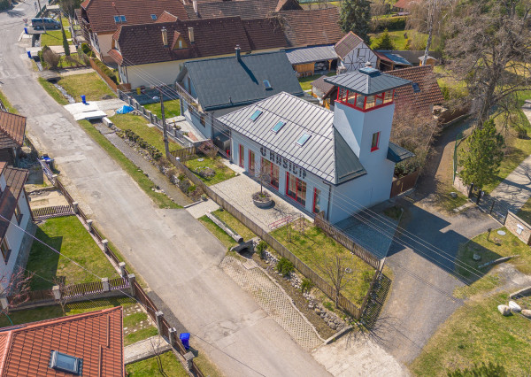 Zabehnutý bar s apartmánom a vlastnou vyhliadkovou vežou