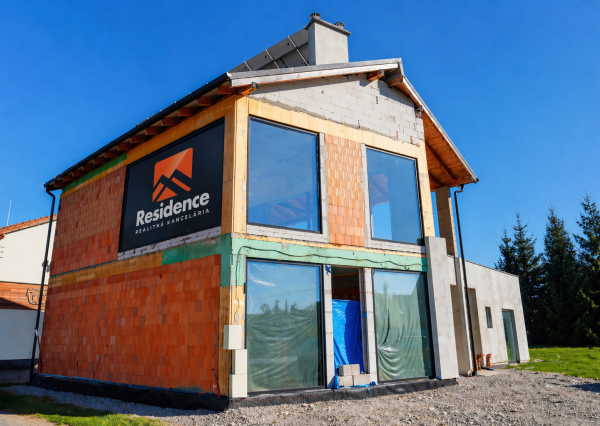 EXKLUZÍVNY DOM S TERASOU 120 m² NA HLAVNEJ CESTE DO JASNEJ