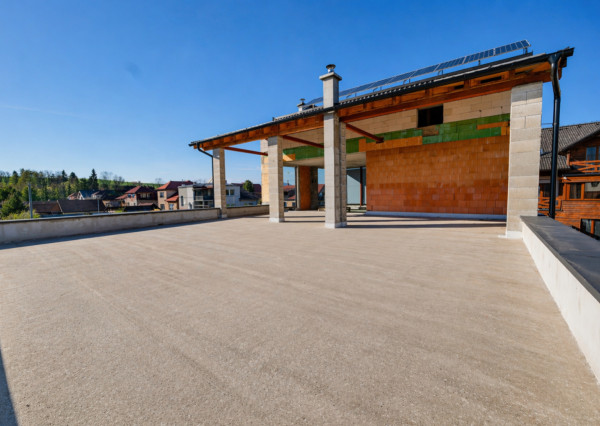 EXKLUZÍVNY DOM S TERASOU 120 m² NA HLAVNEJ CESTE DO JASNEJ