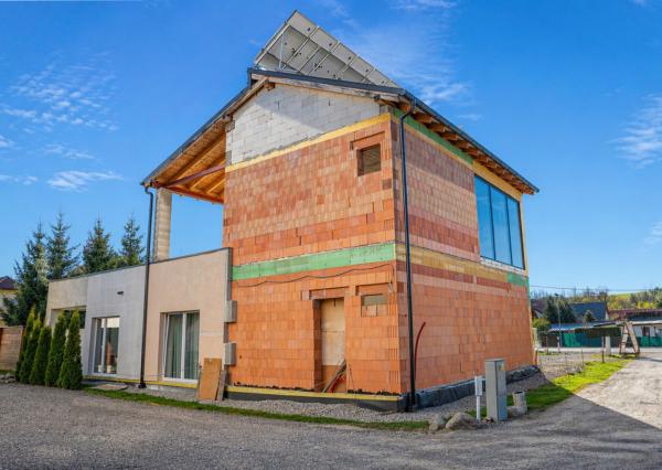 EXKLUZÍVNY DOM S TERASOU 120 m² NA HLAVNEJ CESTE DO JASNEJ