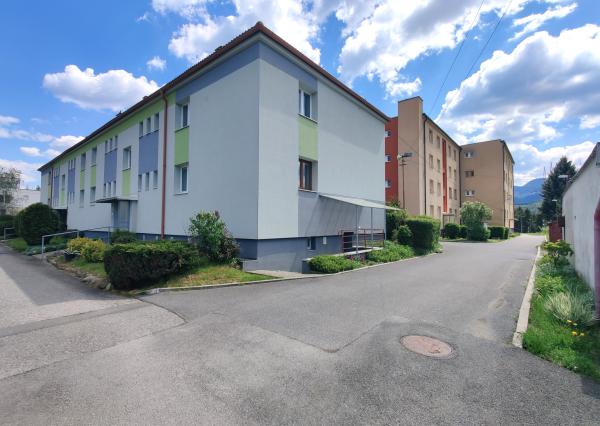2-IZBOVÝ BYT S BALKÓNOM a GARÁŽOU – LIPTOVSKÝ PETER
