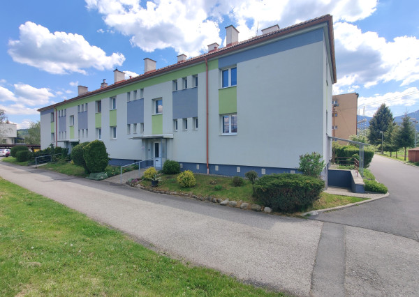2-IZBOVÝ BYT S BALKÓNOM a GARÁŽOU – LIPTOVSKÝ PETER