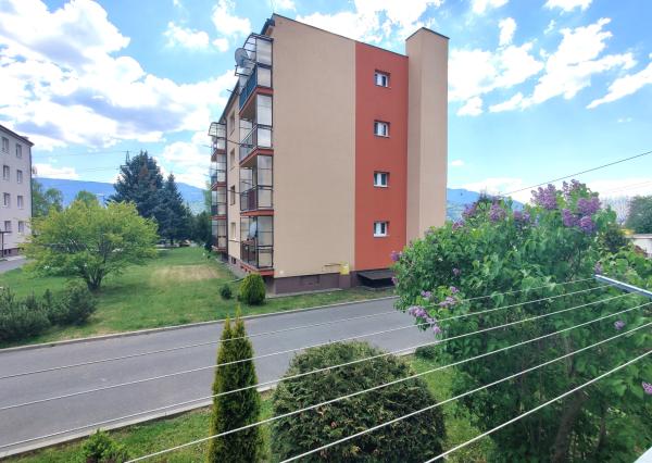 2-IZBOVÝ BYT S BALKÓNOM a GARÁŽOU – LIPTOVSKÝ PETER