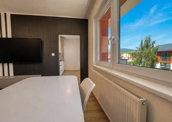 MODERNÝ 2-IZBOVÝ BYT S PARKOVACÍM MIESTOM V CENTRE LIPTOVSKÉHO MIKULÁŠA