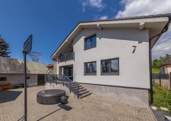 Family house in a quiet area of Dovalovo with a stream