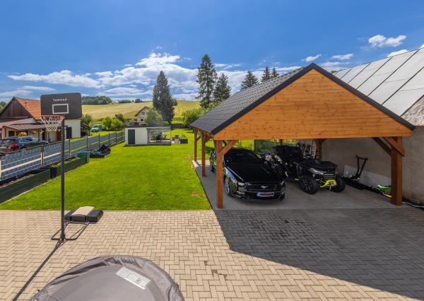 Family house in a quiet area of Dovalovo with a stream
