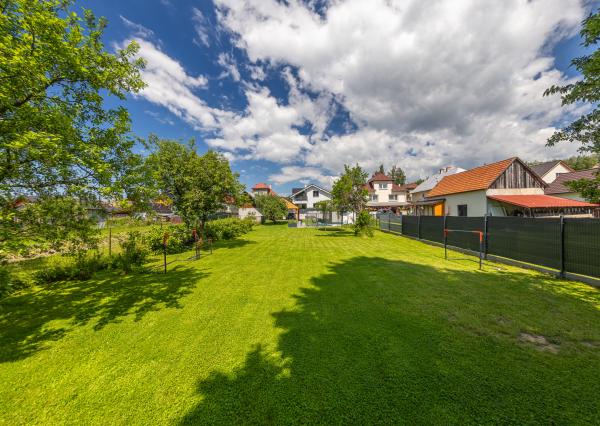 Family house in a quiet area of Dovalovo with a stream