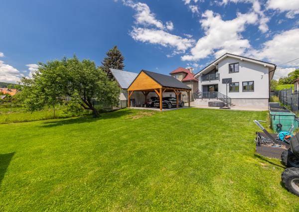 Family house in a quiet area of Dovalovo with a stream
