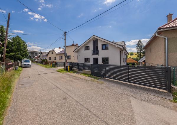 Family house in a quiet area of Dovalovo with a stream