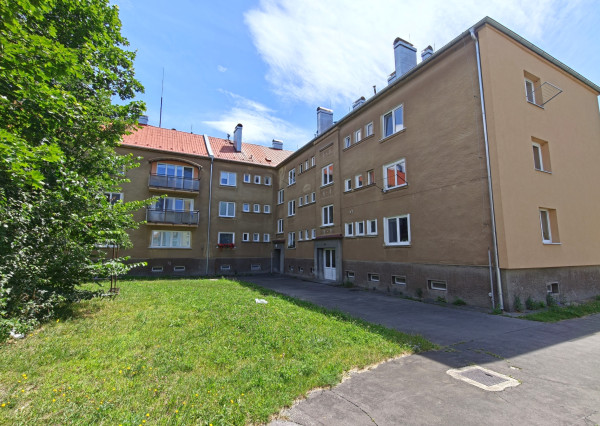 Zrekonštruovaný tehlový byt s krbom, Jesenského v LM