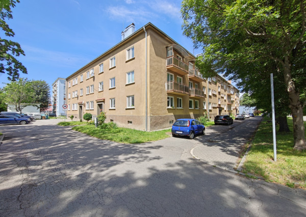 Zrekonštruovaný tehlový byt s krbom, Jesenského v LM