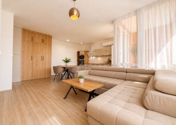 Prenájom: Moderný 3-izbový byt s 2 parkovacími miestami v centre