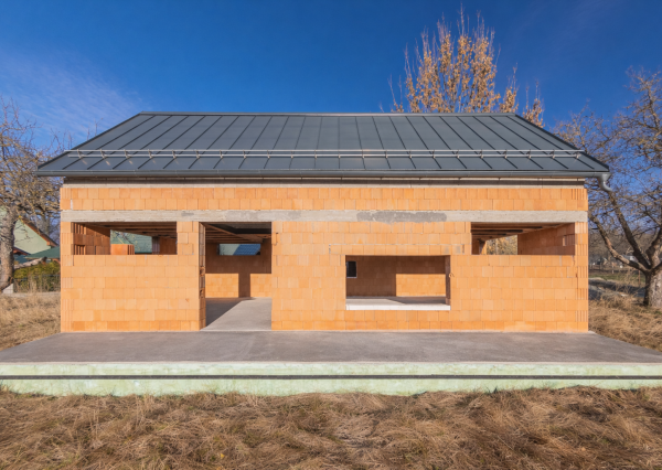 ZNÍŽENÁ CENA | 2 152 m² pozemok + hrubá stavba v obci Žiar
