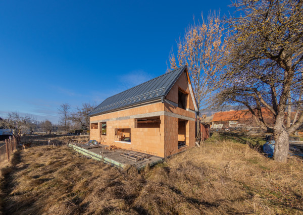ZNÍŽENÁ CENA | 2 152 m² pozemok + hrubá stavba v obci Žiar