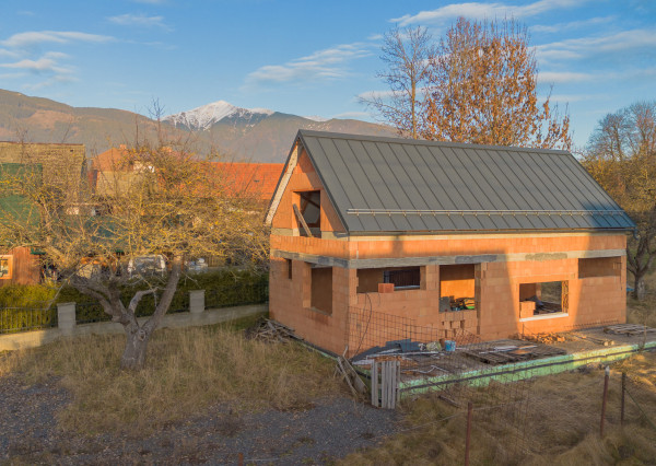ZNÍŽENÁ CENA | 2 152 m² pozemok + hrubá stavba v obci Žiar