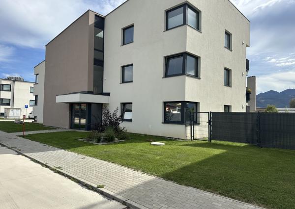 Svetlý 3-izbový novostavbový byt s veľkým balkónom a parkovaním