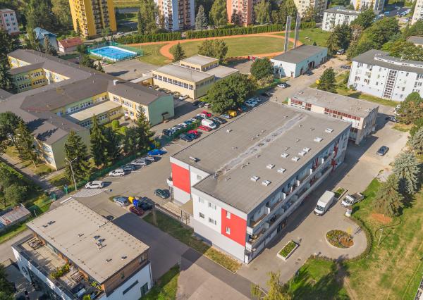 NA PREDAJ: Novostavba – kompletne zariadená garsónka na Nábreží