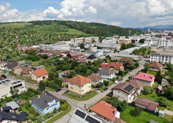 Byt v centre mesta s komfortom domu, záhradou a garážou