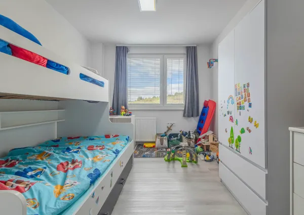 PREDAJ: Priestranný a svetlý 3-izbový byt s presklenou logiou -sídlisko  Podbreziny
