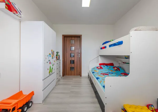 PREDAJ: Priestranný a svetlý 3-izbový byt s presklenou logiou -sídlisko  Podbreziny