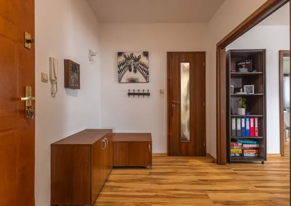 PREDAJ: Priestranný a svetlý 3-izbový byt s presklenou logiou -sídlisko  Podbreziny