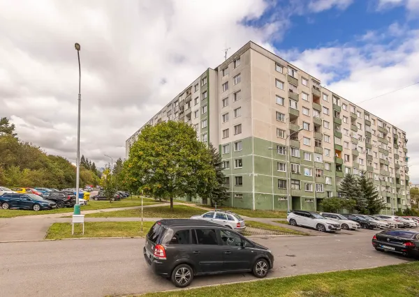PREDAJ: Priestranný a svetlý 3-izbový byt s presklenou logiou -sídlisko  Podbreziny