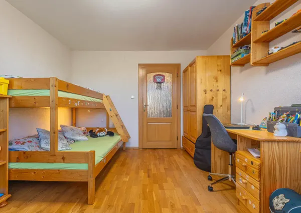 Výnimočný, veľký a slnečný 3-izbový byt s pieckou a dvoma balkónmi – Demänová