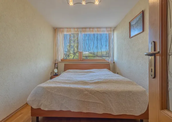 Výnimočný, veľký a slnečný 3-izbový byt s pieckou a dvoma balkónmi – Demänová