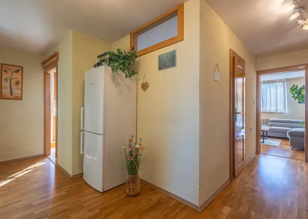 Výnimočný, veľký a slnečný 3-izbový byt s pieckou a dvoma balkónmi – Demänová