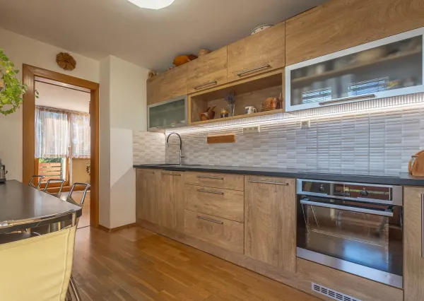 Výnimočný, veľký a slnečný 3-izbový byt s pieckou a dvoma balkónmi – Demänová