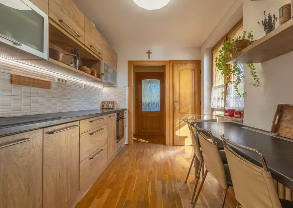 Výnimočný, veľký a slnečný 3-izbový byt s pieckou a dvoma balkónmi – Demänová