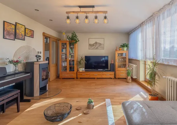 Výnimočný, veľký a slnečný 3-izbový byt s pieckou a dvoma balkónmi – Demänová