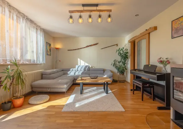 Výnimočný, veľký a slnečný 3-izbový byt s pieckou a dvoma balkónmi – Demänová