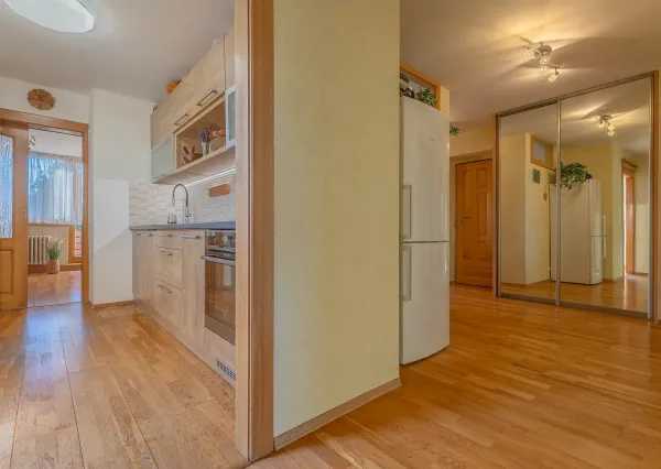 Výnimočný, veľký a slnečný 3-izbový byt s pieckou a dvoma balkónmi – Demänová