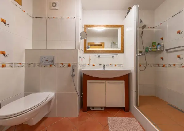 Výnimočný, veľký a slnečný 3-izbový byt s pieckou a dvoma balkónmi – Demänová