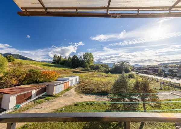 Výnimočný, veľký a slnečný 3-izbový byt s pieckou a dvoma balkónmi – Demänová