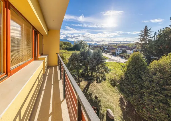 Výnimočný, veľký a slnečný 3-izbový byt s pieckou a dvoma balkónmi – Demänová