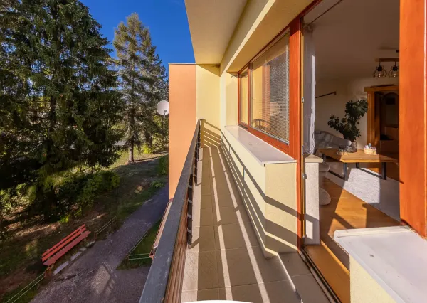 Výnimočný, veľký a slnečný 3-izbový byt s pieckou a dvoma balkónmi – Demänová
