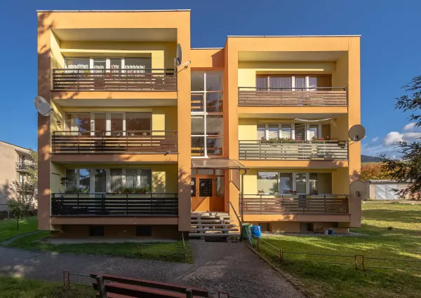 Výnimočný, veľký a slnečný 3-izbový byt s pieckou a dvoma balkónmi – Demänová