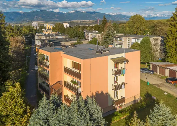 Výnimočný, veľký a slnečný 3-izbový byt s pieckou a dvoma balkónmi – Demänová