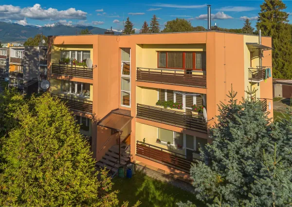 Výnimočný, veľký a slnečný 3-izbový byt s pieckou a dvoma balkónmi – Demänová