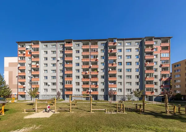 PREDAJ: Priestranný trojizbový byt po kvalitnej kompletnej rekonštrukcii