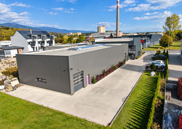 MODERNÝ SKLADOVÝ AREÁL S SHOWROOMOM A ADMINISTRATÍVOU | 743 m² | POZEMOK 2 679 m²