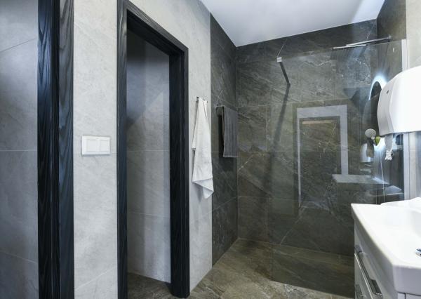 MODERNÝ SKLADOVÝ AREÁL S SHOWROOMOM A ADMINISTRATÍVOU | 743 m² | POZEMOK 2 679 m²