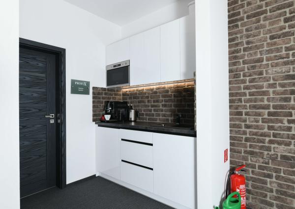 MODERNÝ SKLADOVÝ AREÁL S SHOWROOMOM A ADMINISTRATÍVOU | 743 m² | POZEMOK 2 679 m²