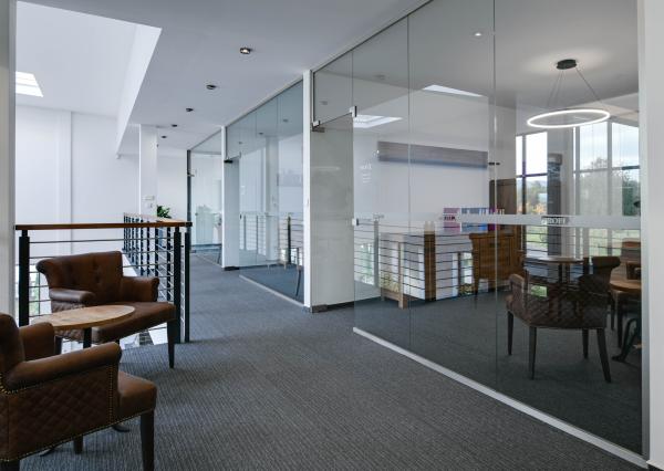 MODERNÝ SKLADOVÝ AREÁL S SHOWROOMOM A ADMINISTRATÍVOU | 743 m² | POZEMOK 2 679 m²
