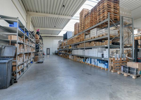 MODERNÝ SKLADOVÝ AREÁL S SHOWROOMOM A ADMINISTRATÍVOU | 743 m² | POZEMOK 2 679 m²