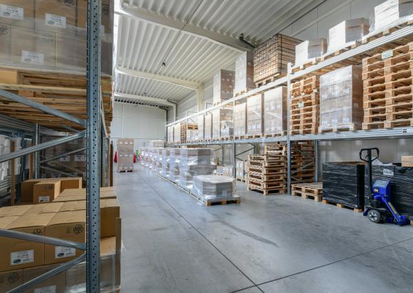 MODERNÝ SKLADOVÝ AREÁL S SHOWROOMOM A ADMINISTRATÍVOU | 743 m² | POZEMOK 2 679 m²