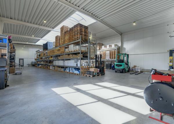 MODERNÝ SKLADOVÝ AREÁL S SHOWROOMOM A ADMINISTRATÍVOU | 743 m² | POZEMOK 2 679 m²